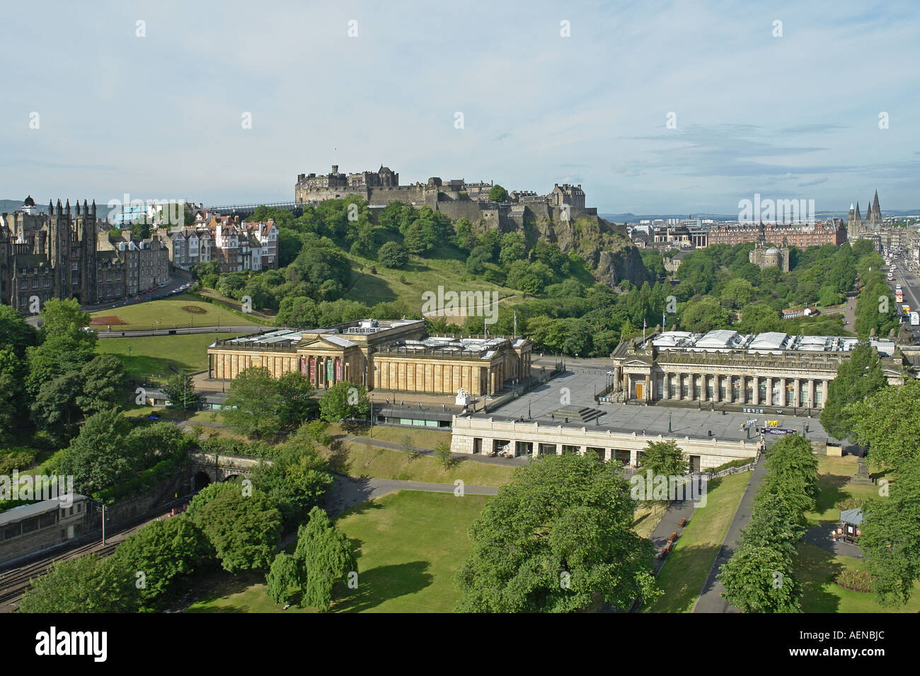Una splendida vista delle Gallerie Nazionali di Scozia il Castello di Edimburgo e Princes Street Gardens Foto Stock