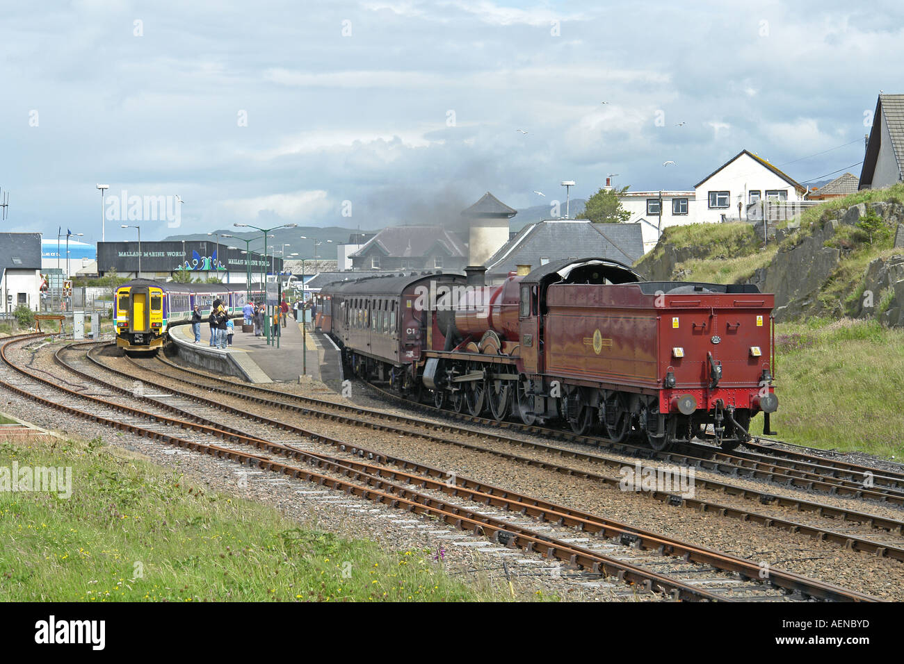 Ex Great Western 5972 Motore Olton Hall di Mallaig stazione ferroviaria con una scuola di Hogwarts treno speciale Foto Stock