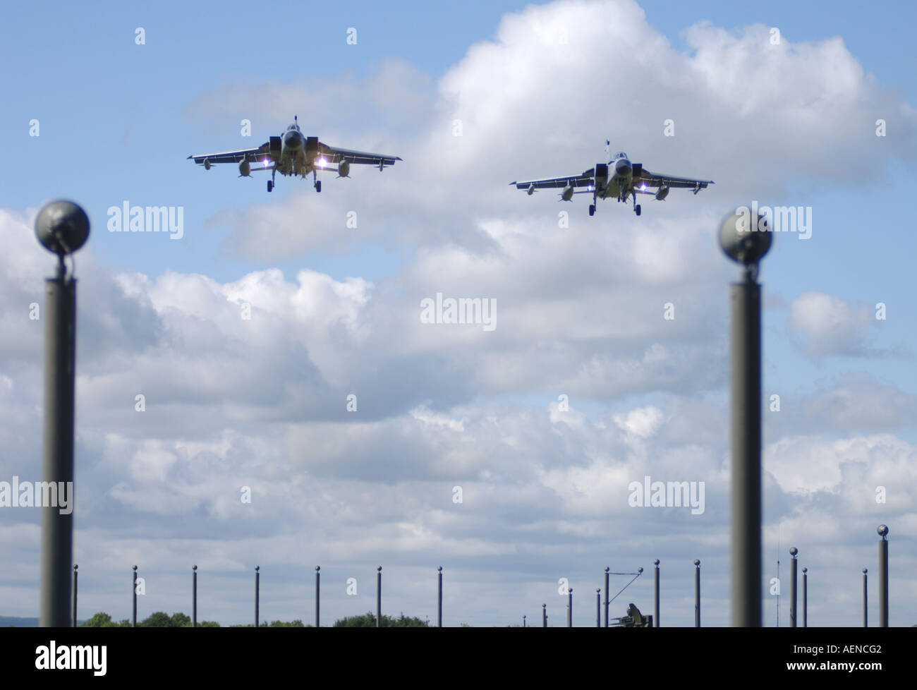 Panavia GR4 Tornado approccio abbinato a RAF Lossiemouth, murene. La Scozia. XAV606 Foto Stock