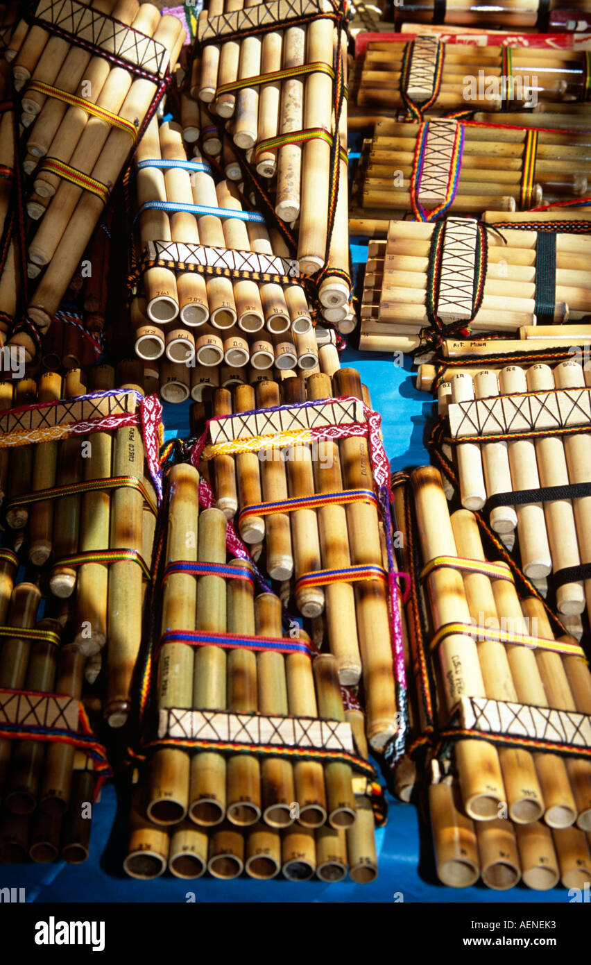 Visualizzazione di panpipes in stallo, Pisac Market, Pisac, vicino a Cusco, Perù Foto Stock