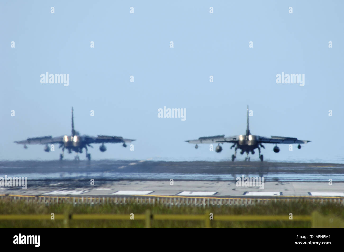 RAF Panavia GR4 Tornados su abbinato a decollare. RAF Lossiemouth, murene. XAV-535 Foto Stock