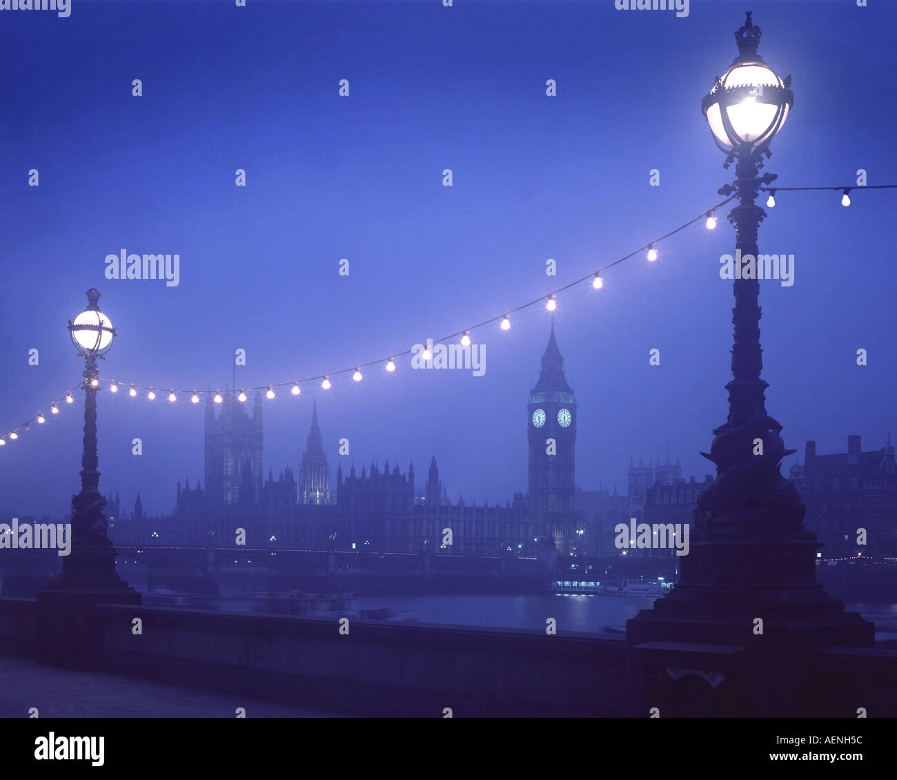 GB - LONDRA: Westminster visto da South Bank di notte Foto Stock