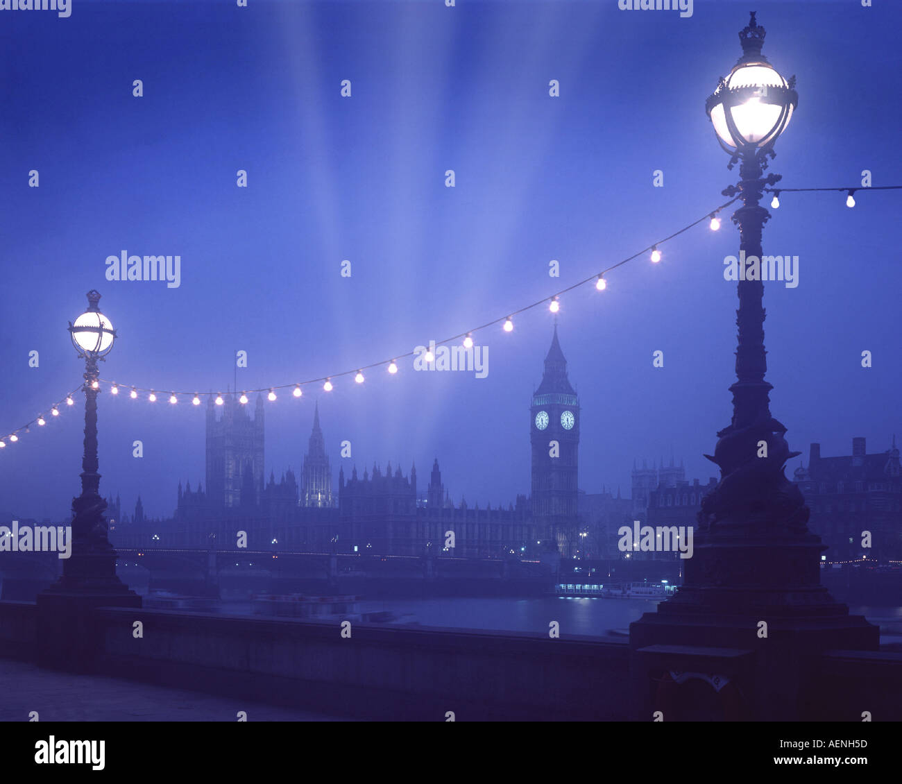 GB - LONDRA: Westminster visto da South Bank di notte Foto Stock