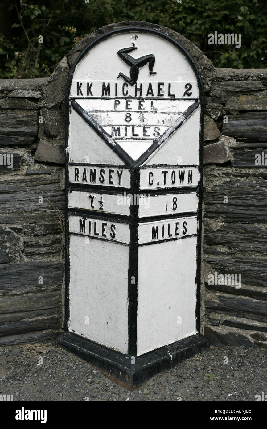 Metallo tradizionale pietra miliare sulla A3 la strada Kirk Michael dotate di Peel Ramsey e Castletown milestone miglia IOM Foto Stock