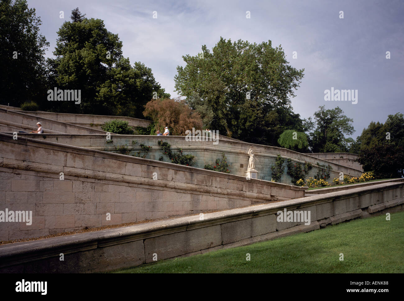 Avignone, Petit Palais, Treppenanlage im Park auf dem Rocher des Doms Foto Stock