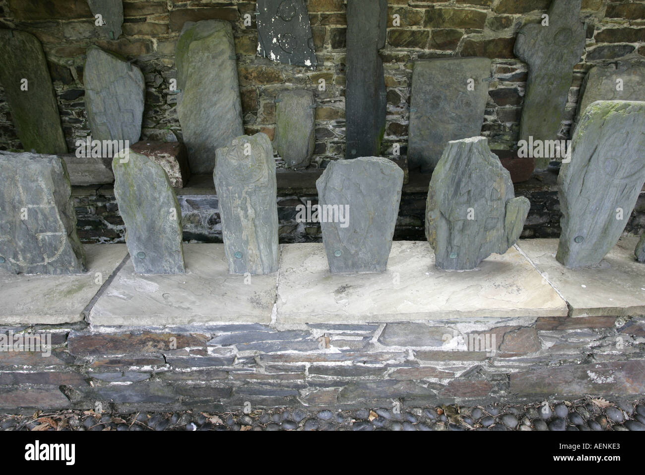 Resti di antiche celtic croci in pietra kirk maughold isola di Man IOM Foto Stock