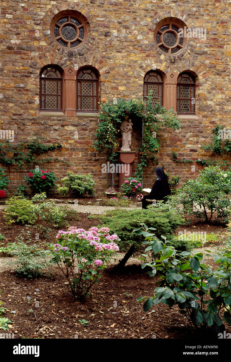 Rüdesheim-Eibingen, Mariengarten der Abtei santa Ildegarda, Garten mit nonne Foto Stock