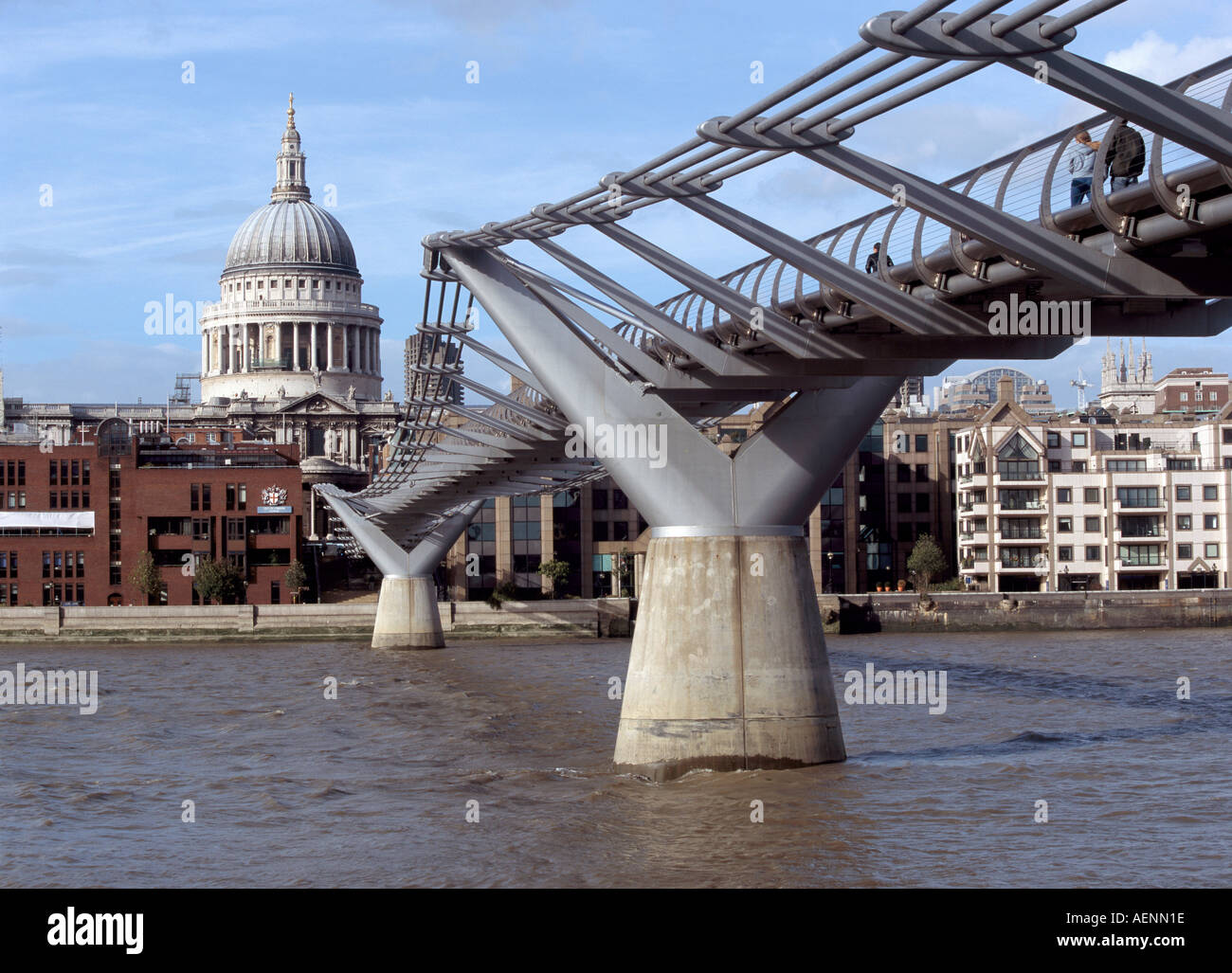 Londra, Millenium Bridge und Kuppel von St. Pauls, Südansicht Foto Stock