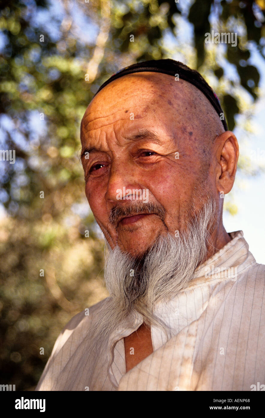 Turpan Xinjiang cina uighur anziani uomo nel villaggio nelle vicinanze di Shan Shan County Foto Stock