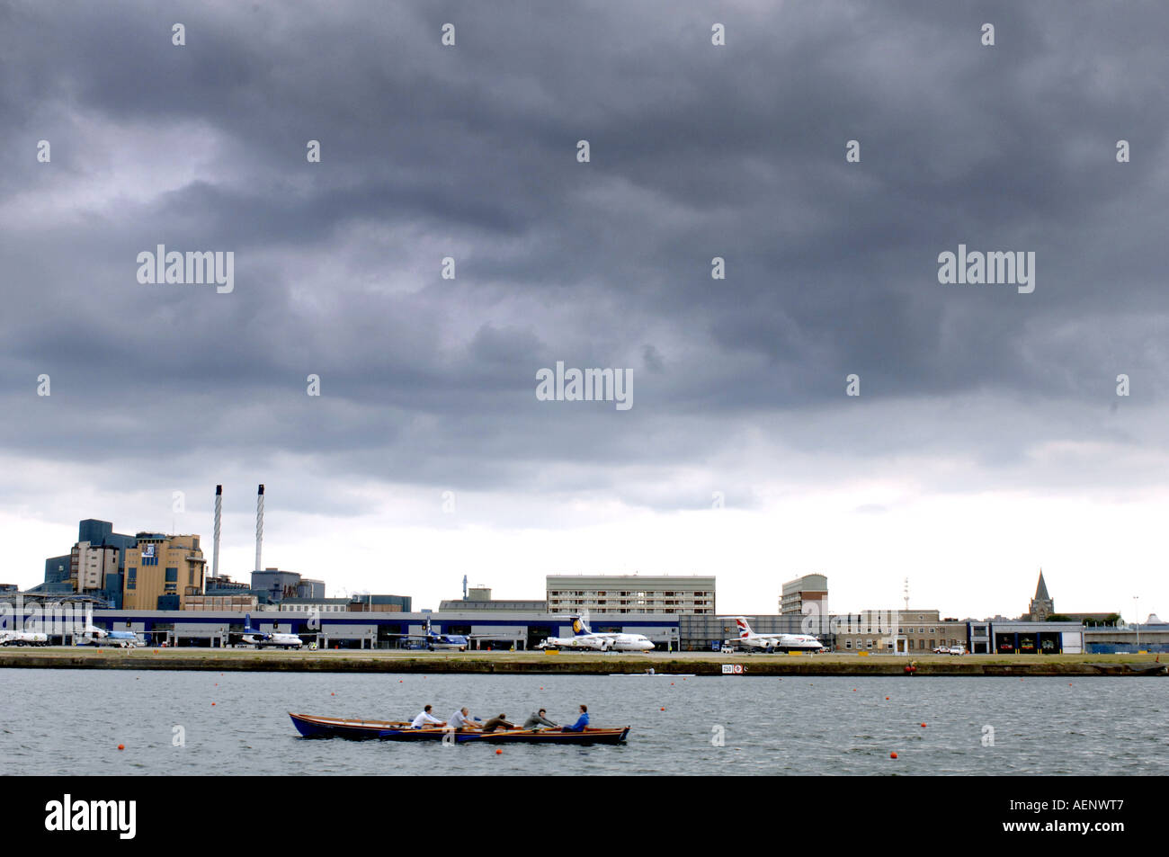 DRAGONBOATING Il Tamigi Dragons formazione presso il London Regatta Centre London REGNO UNITO Foto Stock
