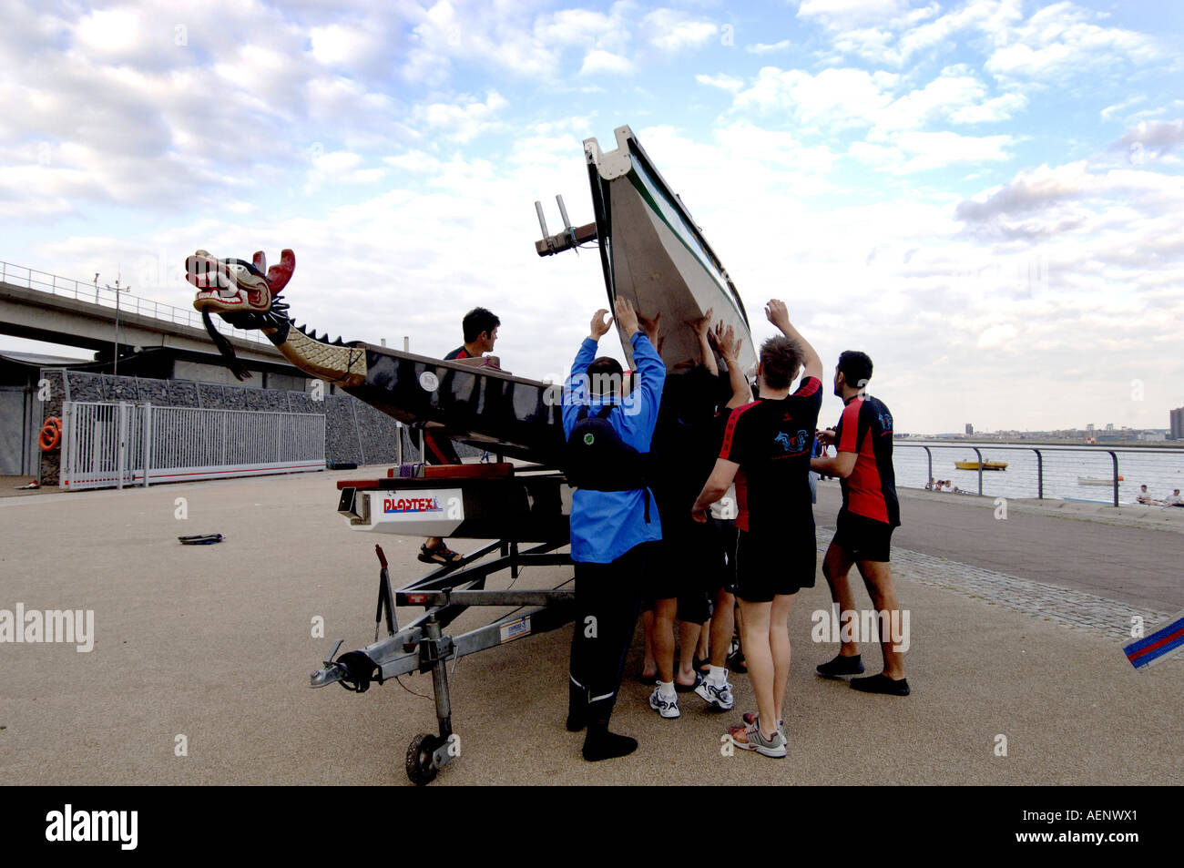 DRAGONBOATING Il Tamigi Dragons formazione presso il London Regatta Centre London REGNO UNITO Foto Stock