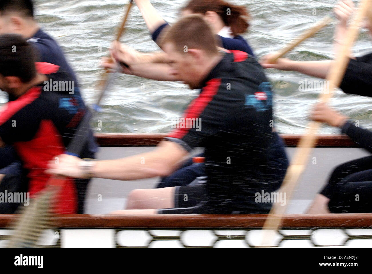 DRAGONBOATING Il Tamigi Dragons formazione presso il London Regatta Centre London REGNO UNITO Foto Stock
