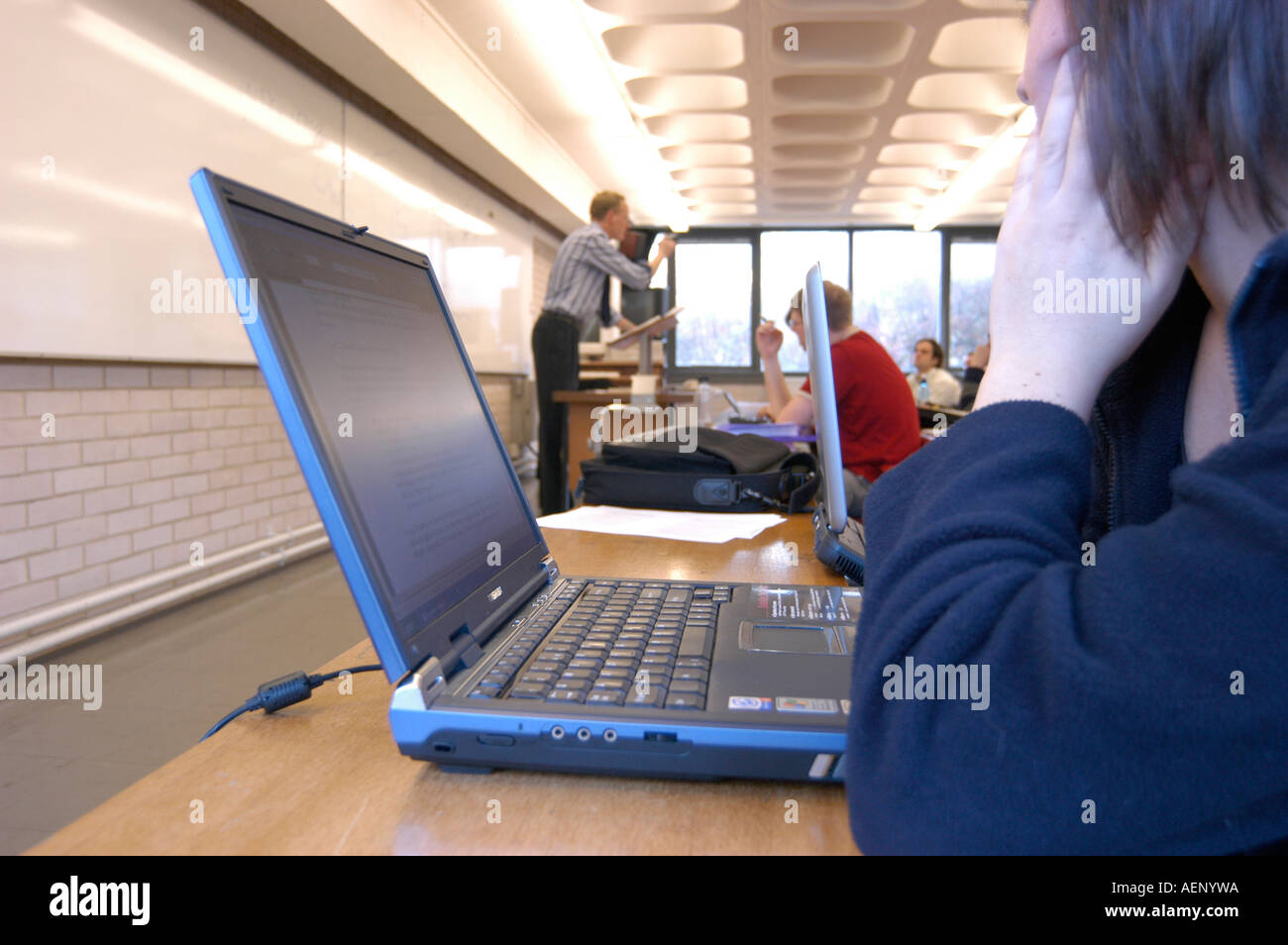 Gli studenti utilizzano i computer laptop legge lecture Aberystwyth University Ceredigion west wales Foto Stock