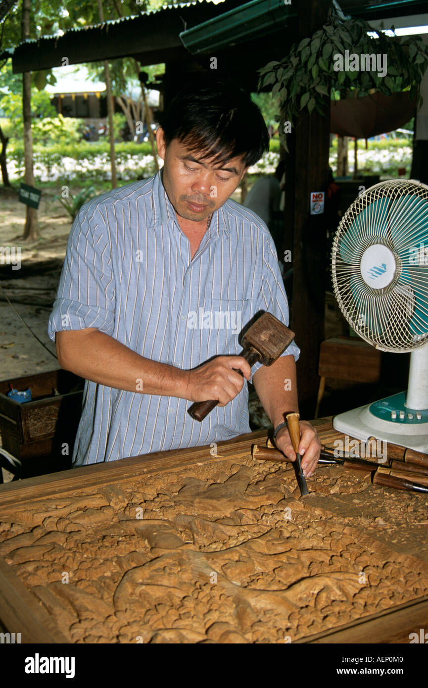 Scultore in legno a lavorare nella fabbrica di mobili, vicino a Bangkok, in Thailandia Foto Stock