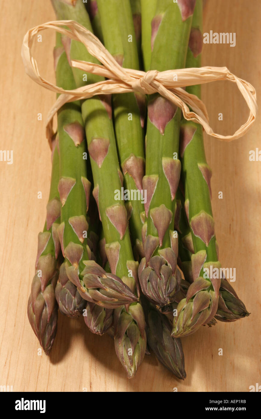 Un fascio di asparagi spears legati con rafia naturale Foto Stock