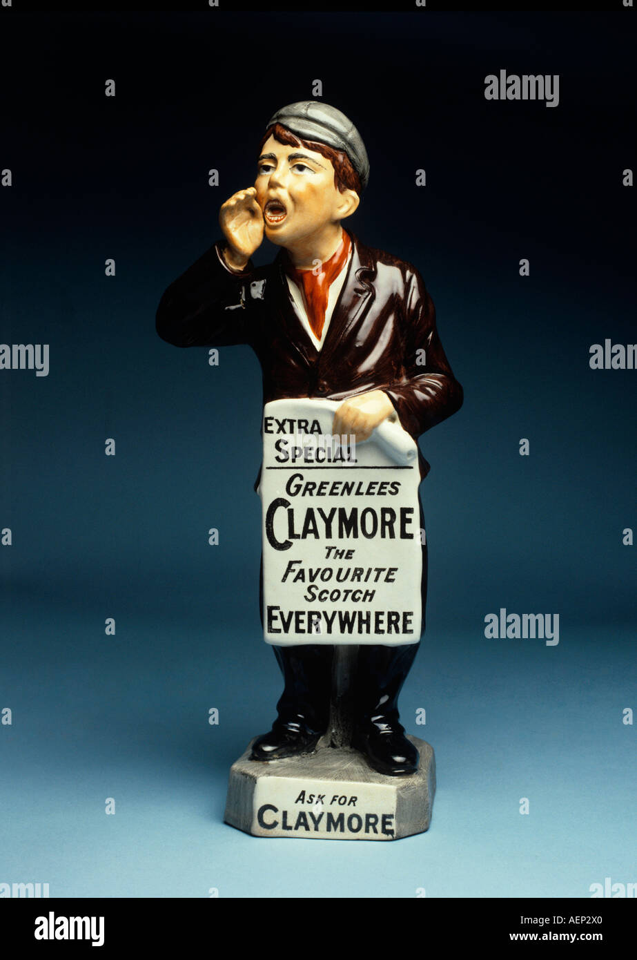 Storia pubblicitaria Claymore whisky pubblicità newsboy figura Foto Stock