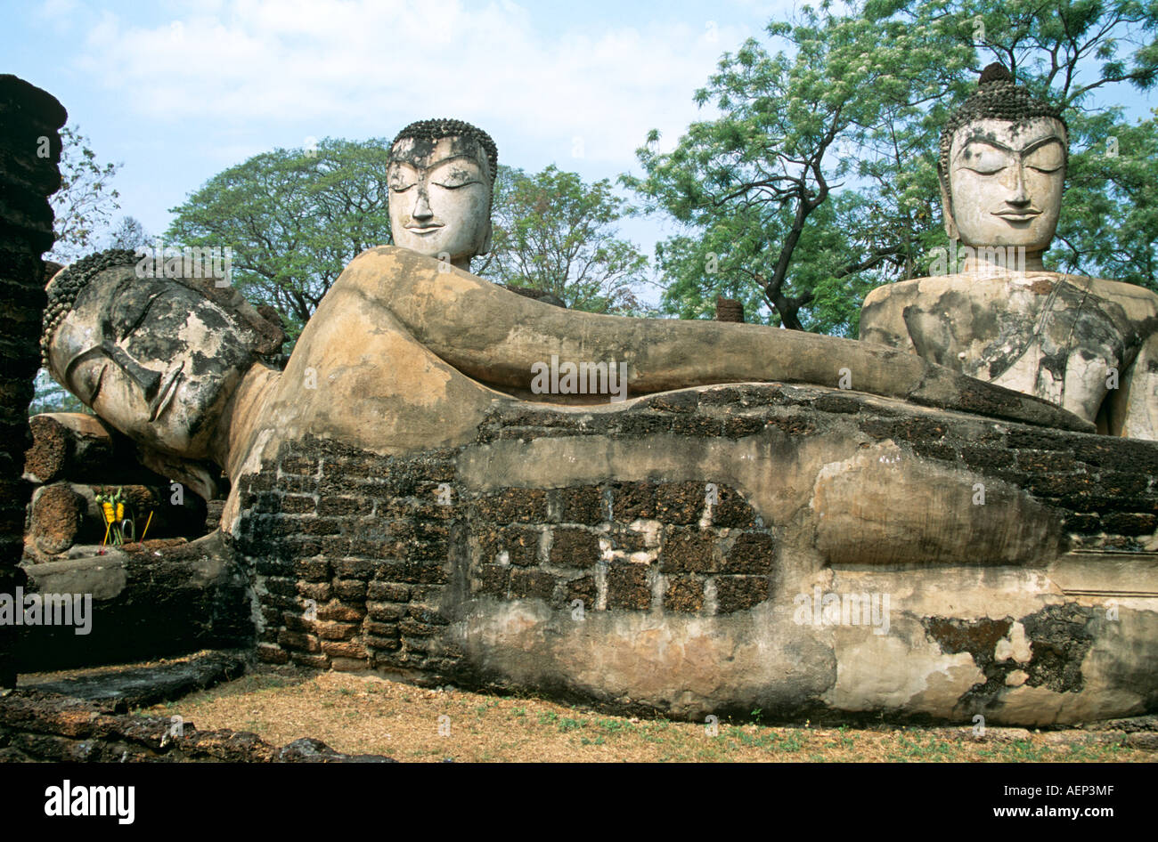 Statue in Viharn, Wat Phra Kaeo, Kamphaeng Phet Historical Park, Kamphaeng Phet, Thailandia Foto Stock