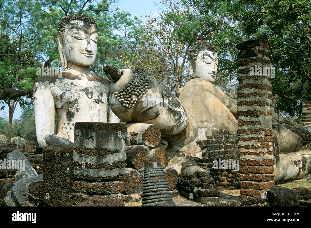 Statue in Viharn, Wat Phra Kaeo, Kamphaeng Phet Historical Park, Kamphaeng Phet, Thailandia Foto Stock