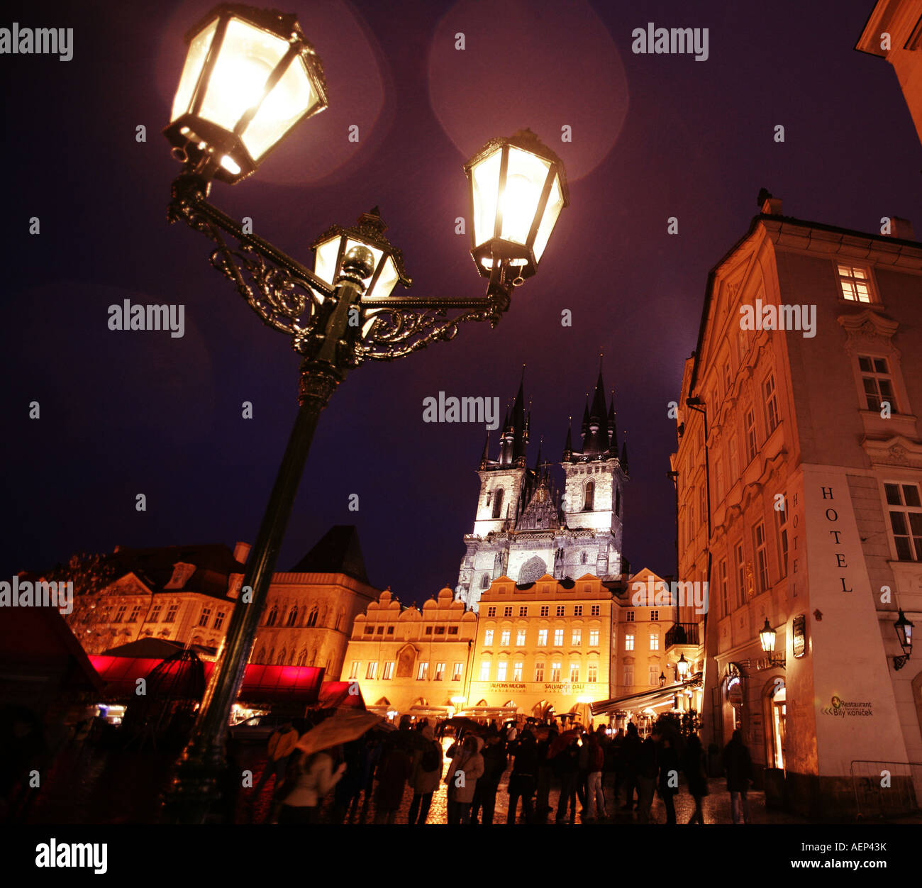 REISE Prag Reise Prag Tschechische Republik Menschen im Regen auf dem Altstaedter anello in der Innenstadt Prager Foto Stock
