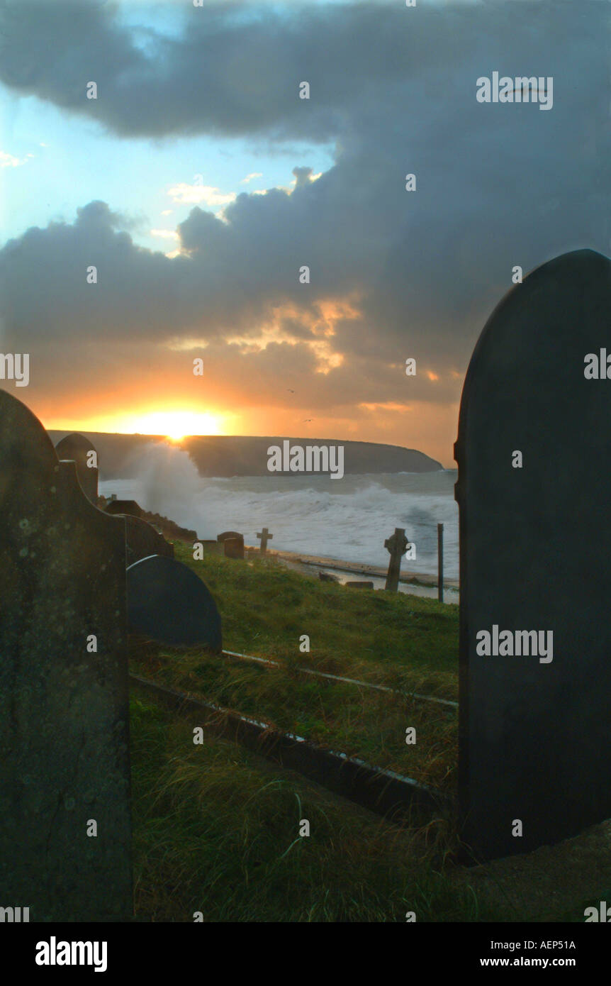 Chiesa Aberdaron cantiere sunrise Galles U K Europa Lleyn Peninsula Ynys Gwylan fawr Foto Stock