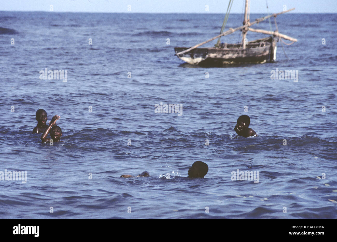 AF ragazzi della Tanzania frolick in mare Foto Stock
