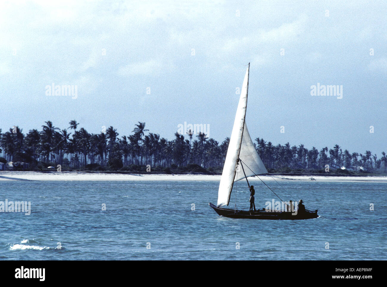 AF Tanzania. Una piroga sotto la vela si avvicina a riva ner Dar es Salam Foto Stock