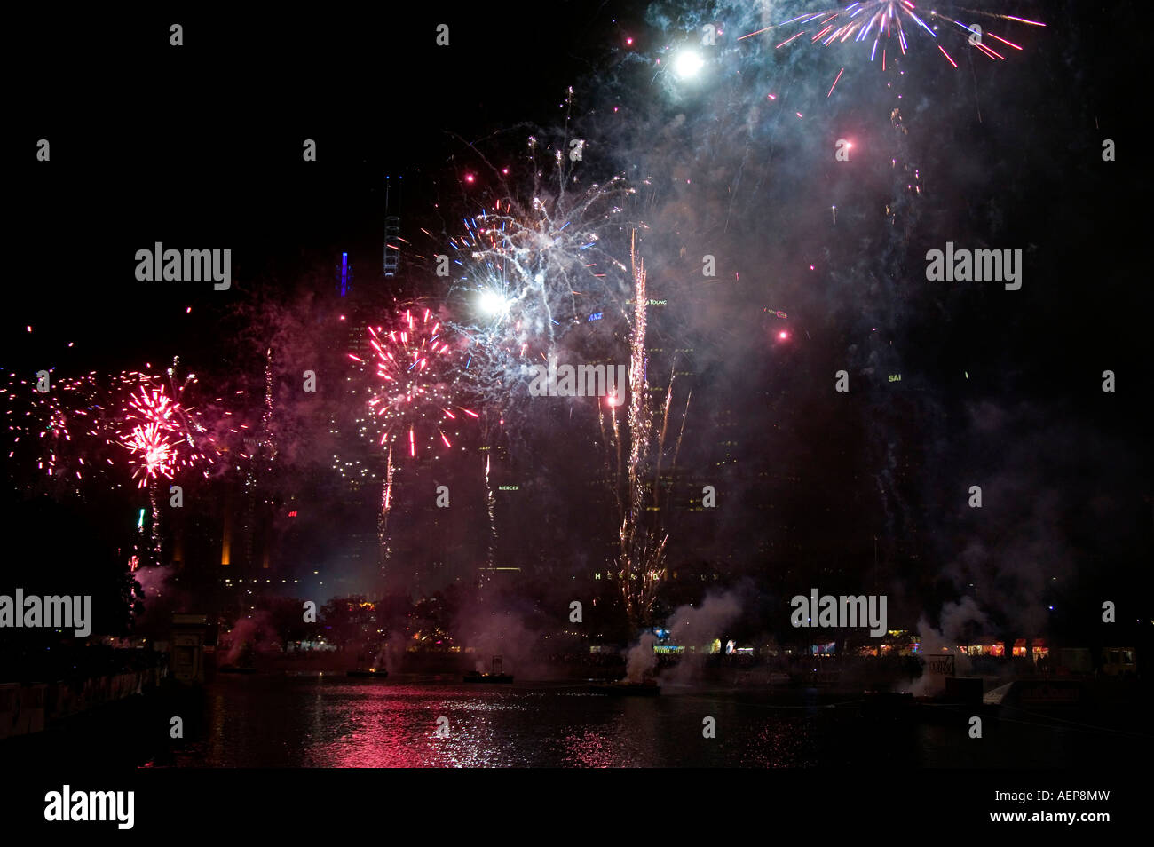 Fuochi d'artificio dal fiume Foto Stock