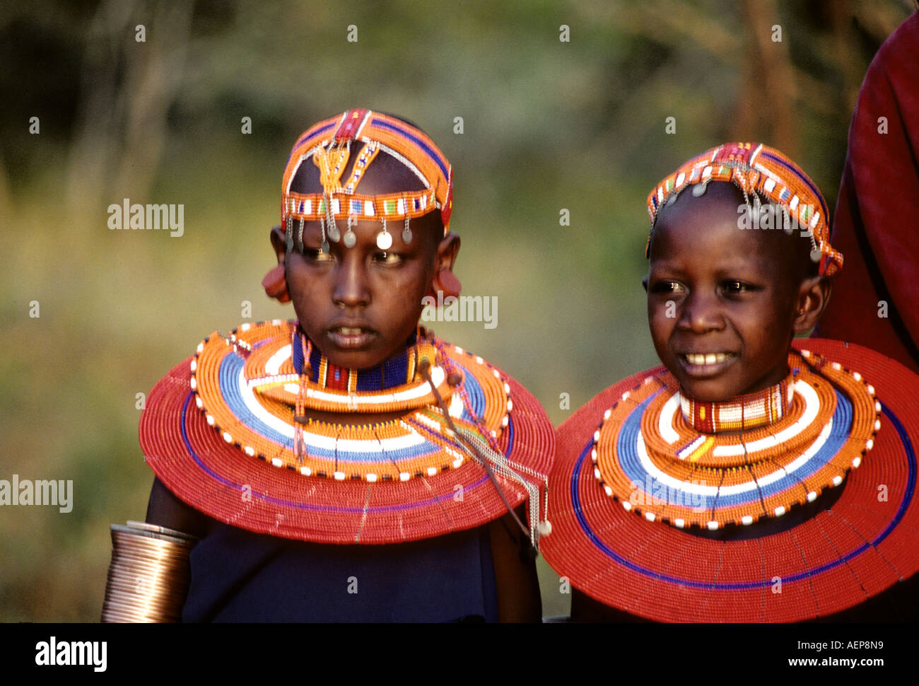 AF Tanzania. Massai ragazza gemelli Foto Stock