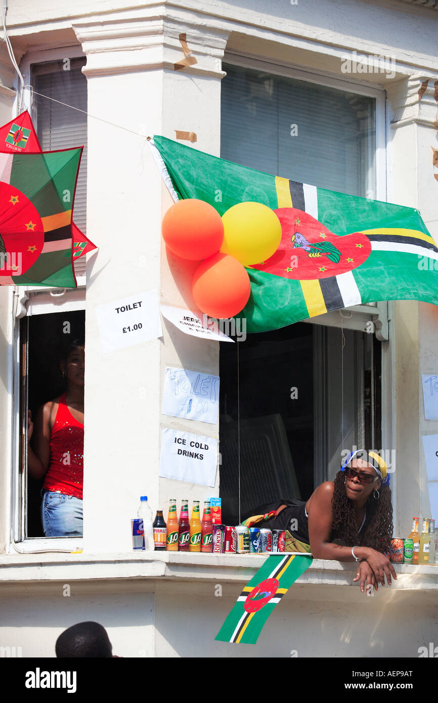 Europa GRAN BRETAGNA West London Ladbroke Grove una casa diventa un bar in tempo di carnevale Foto Stock