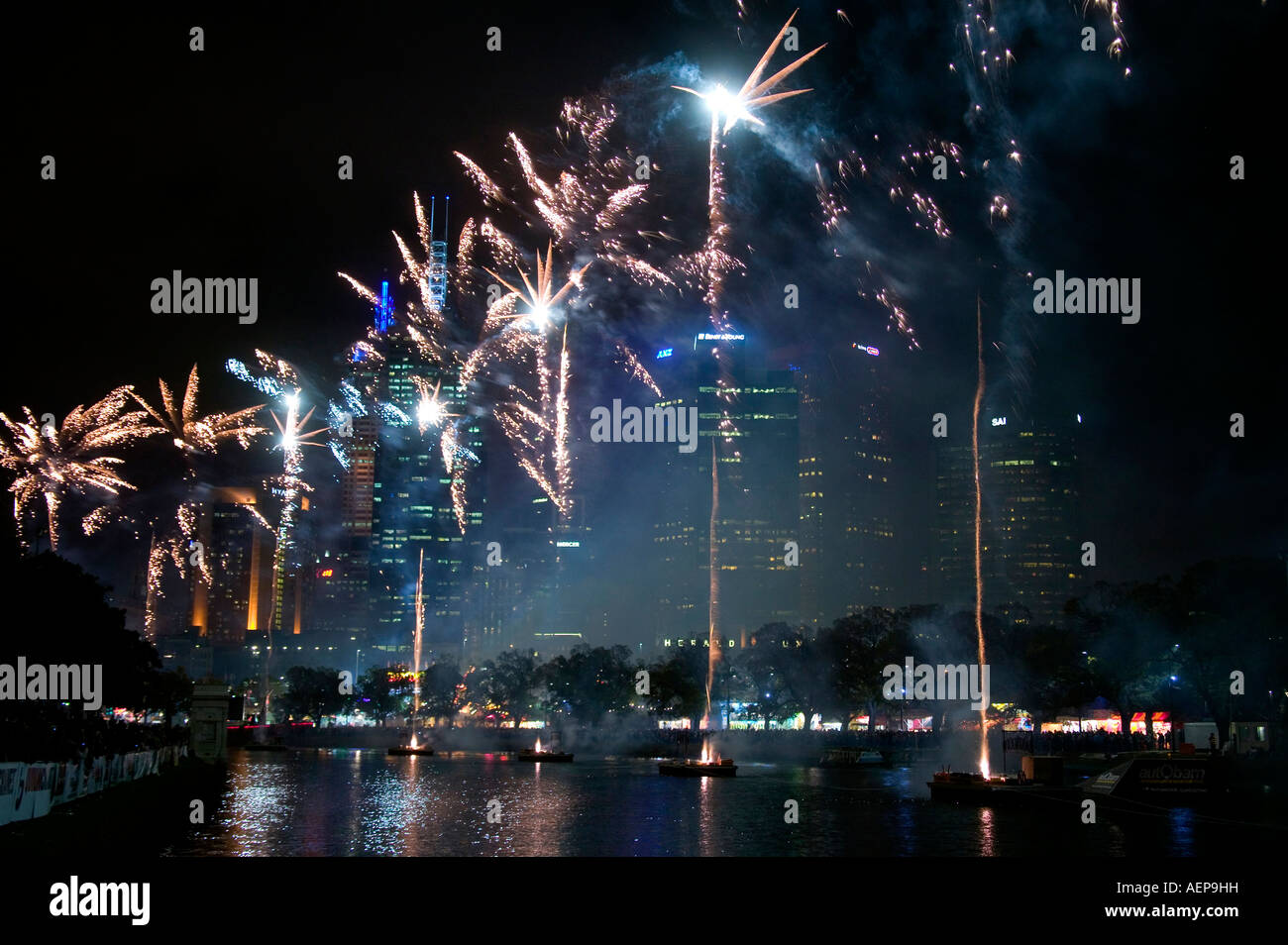 Fuochi d'artificio dal fiume Foto Stock