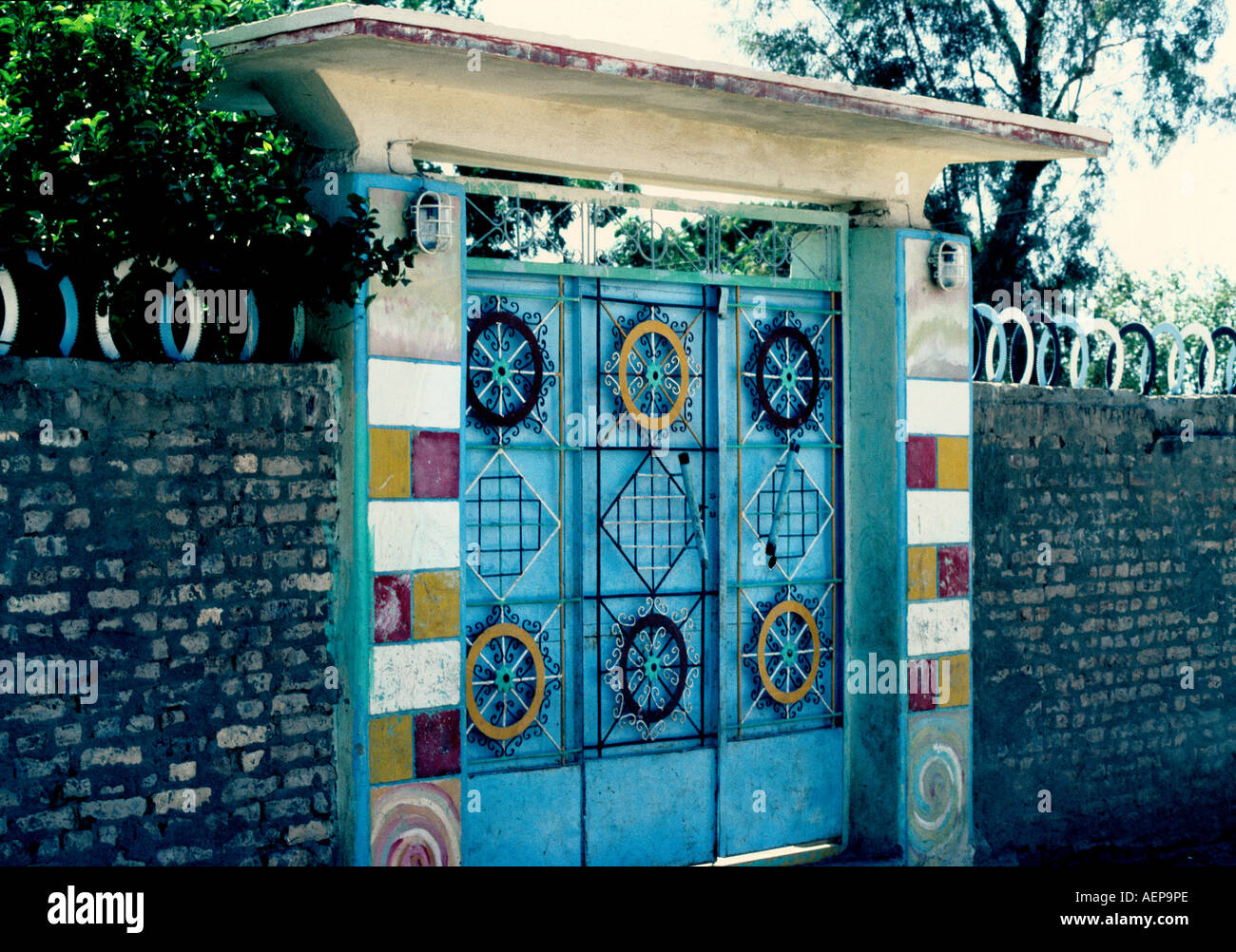 Sudan: una caratteristica colorato cancello di ferro di una famiglia composto Foto Stock