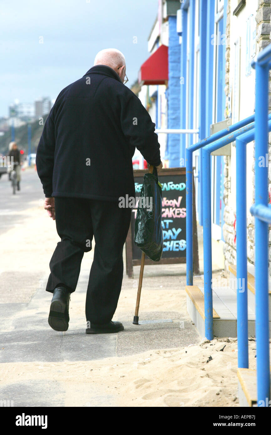 Il vecchio uomo che cammina Bournemouth Beach Foto Stock