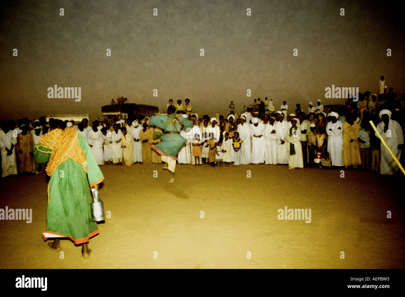 Sudan: una danza sufi la raccolta continua passato nightfall a cemertary vicino a Omdurman Foto Stock