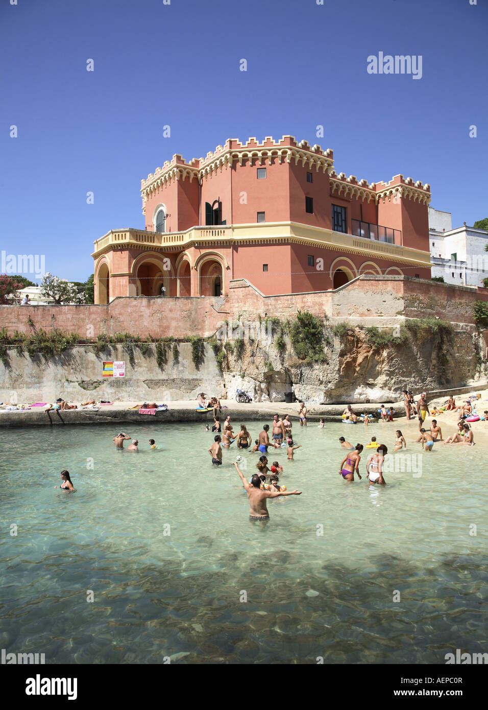 Santa Maria di Leuca Puglia, Italia, la gente sulla spiaggia avente una  vasca da bagno durante la stagione estiva Foto stock - Alamy