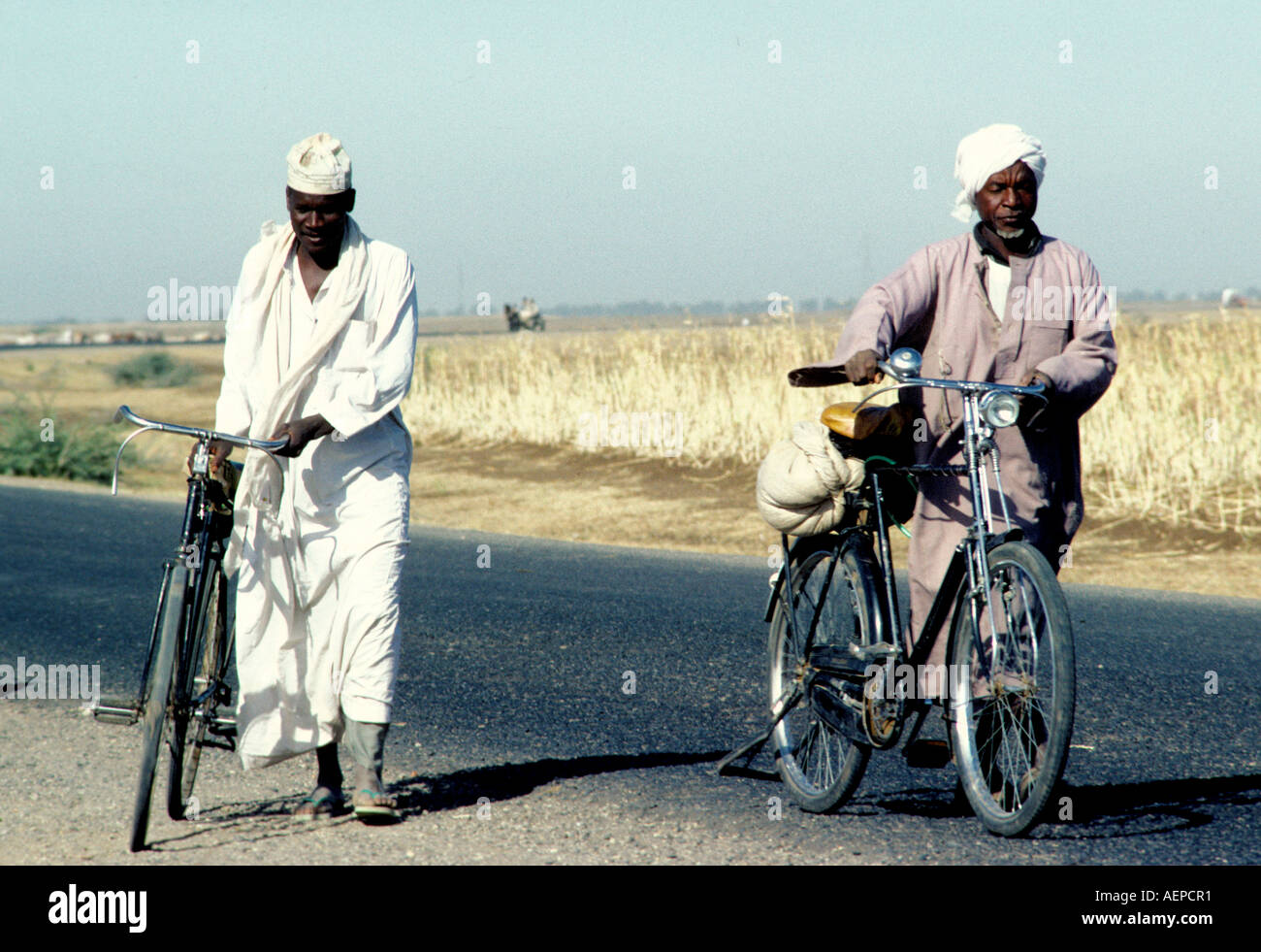 Sudan: due uomini con le biciclette rettirn il lavoro nei campi Foto Stock