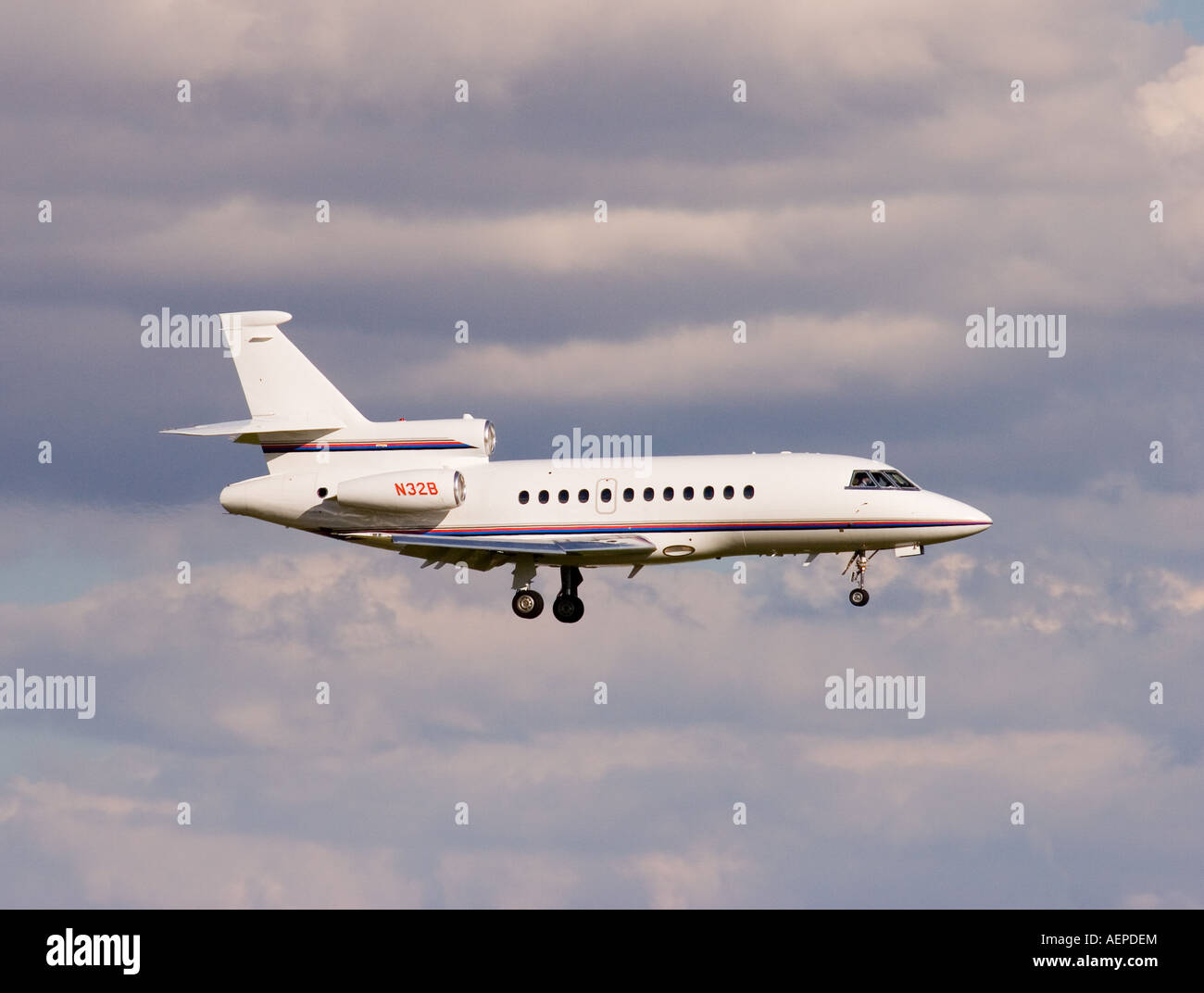Dassault Falcon 900B business jet in atterraggio a Londra Stansted Foto Stock