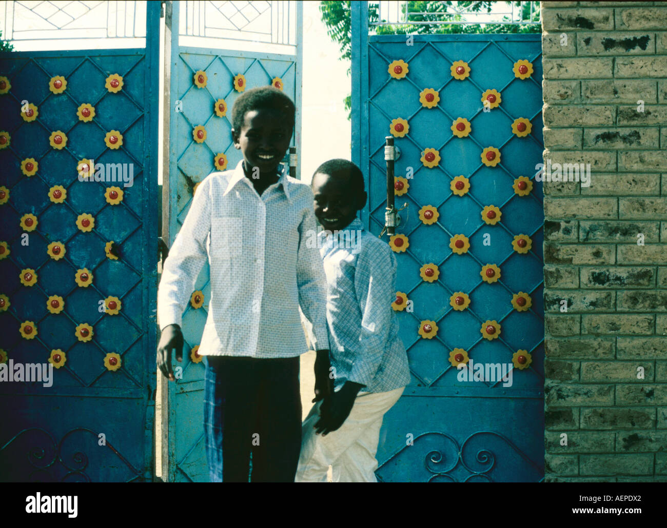 SUDAN caratteristico cancello di ferro di famiglia composto con i ragazzi. Foto Stock