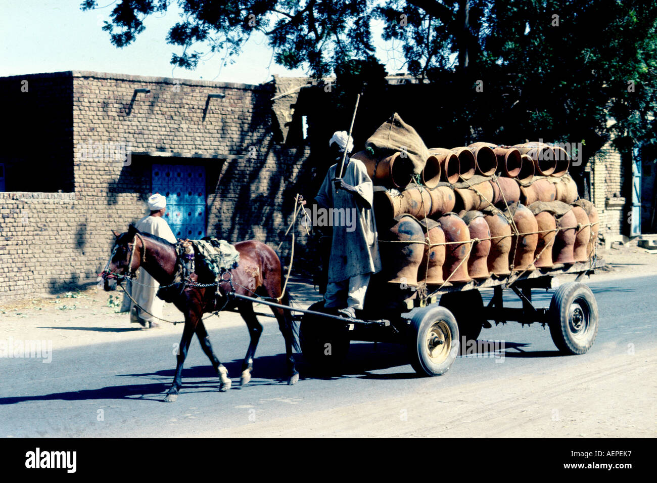 Sudan: Quattro ruote carrello cavallo laden con il gigante erthenware pots Foto Stock