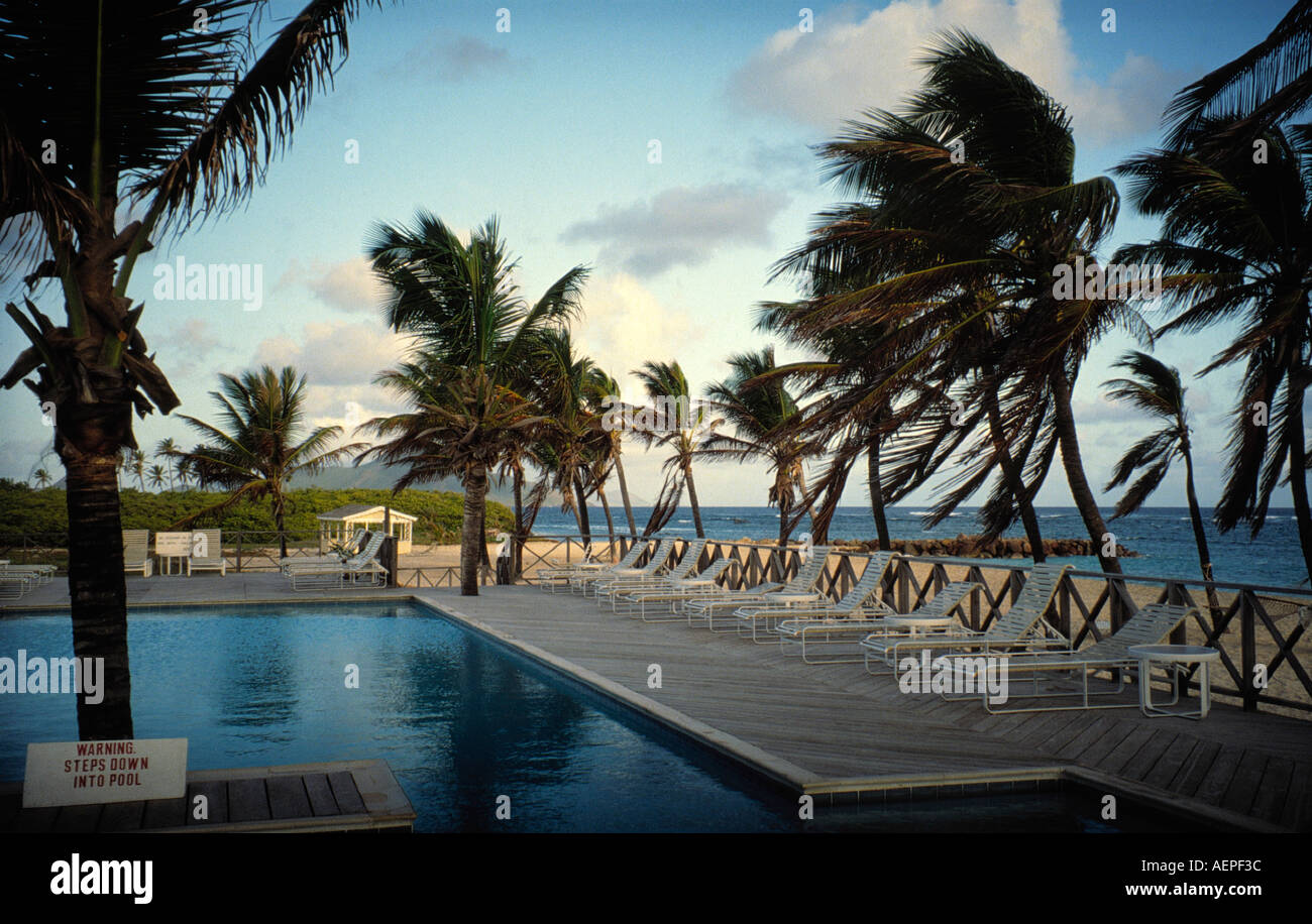 La piscina dell'hotel nisbet isola di nevis arcipelago delle Piccole Antille caraibi solo uso editoriale Foto Stock