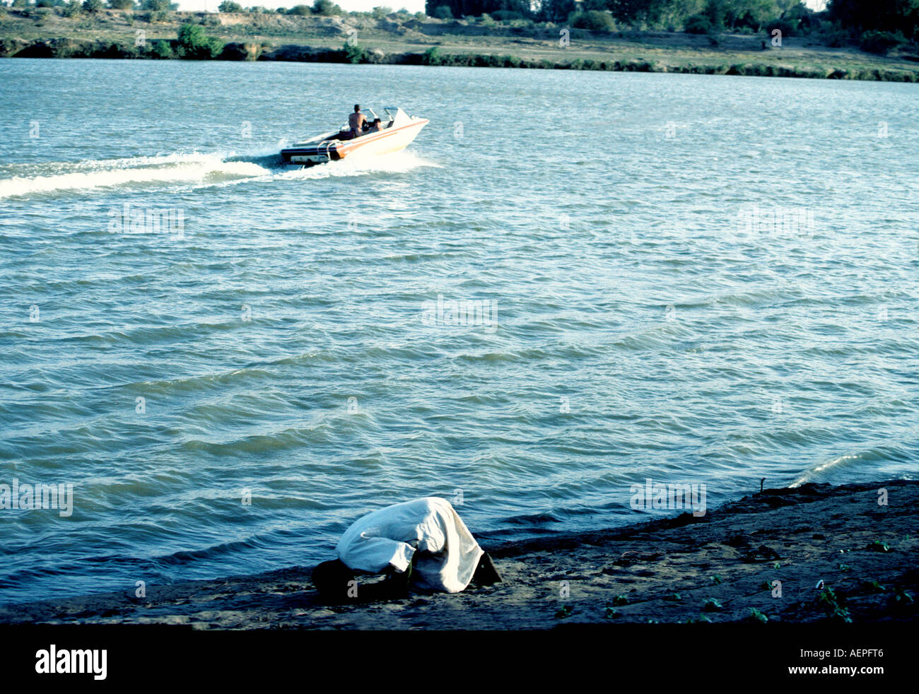 SUDAN: un uomo che prega mentre la velocità nella sua barca sul Nilo vicino a Karthoum, Foto Stock