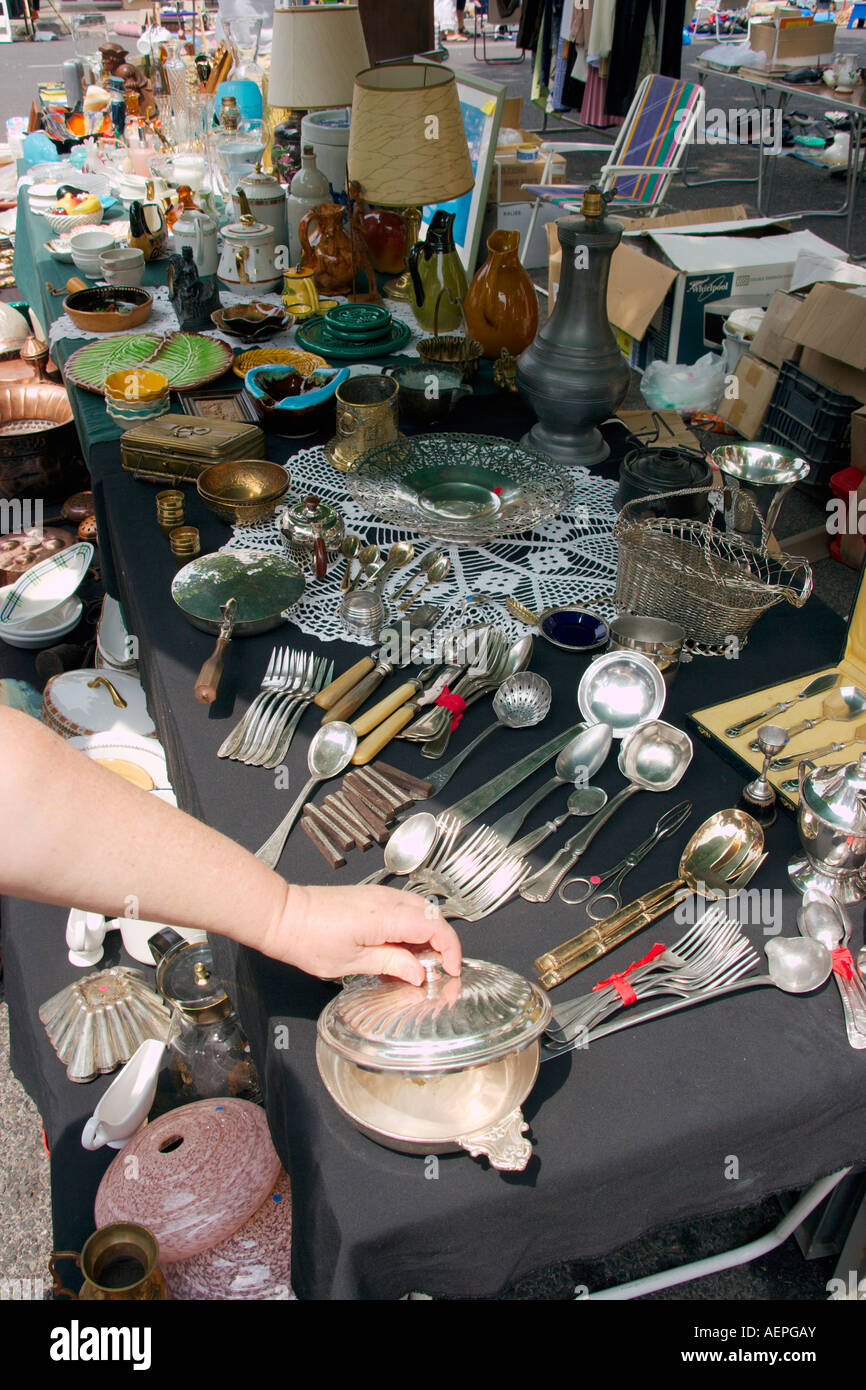 Siviere di vecchie pentole e cucchiai per la vendita su un secondo lato strada del mercato nel Languedoc Roussillon, nel sud della Francia Foto Stock