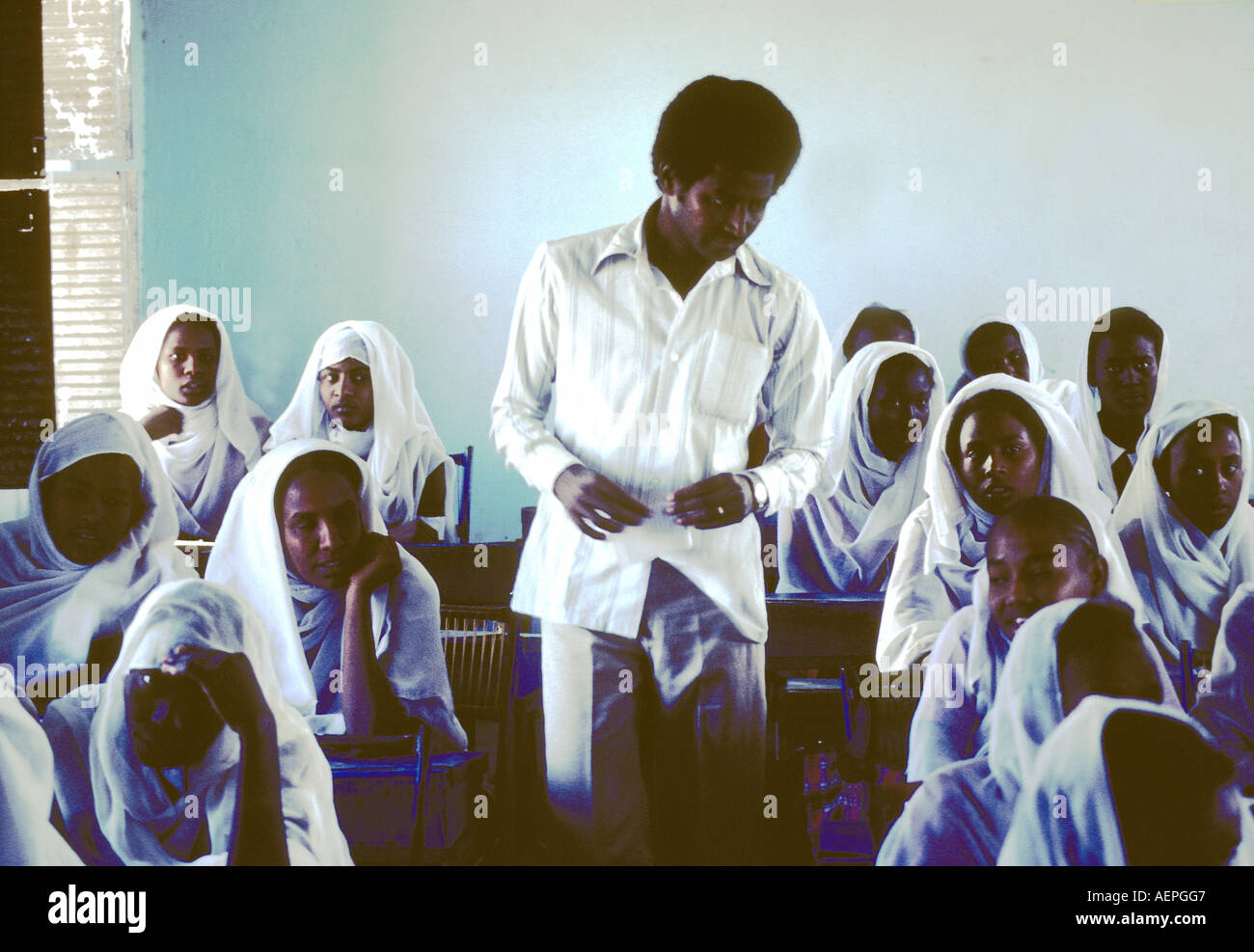 Sudan un insegnante maschio con femmina srudents in auletta scuola Foto Stock