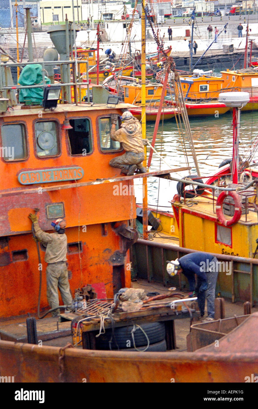 Colorate barche da pesca e operai a Mar del Plata porta, Buenos Aires, Argentina Foto Stock