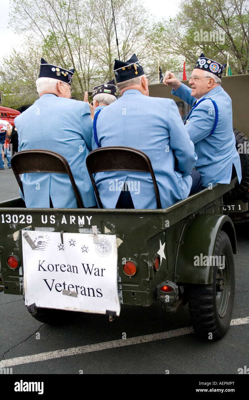 Dei veterani di guerra coreana età unità 75 viaggia su parade galleggiante. Cinco de Mayo Fiesta. 'St Paul' Minnesota USA Foto Stock