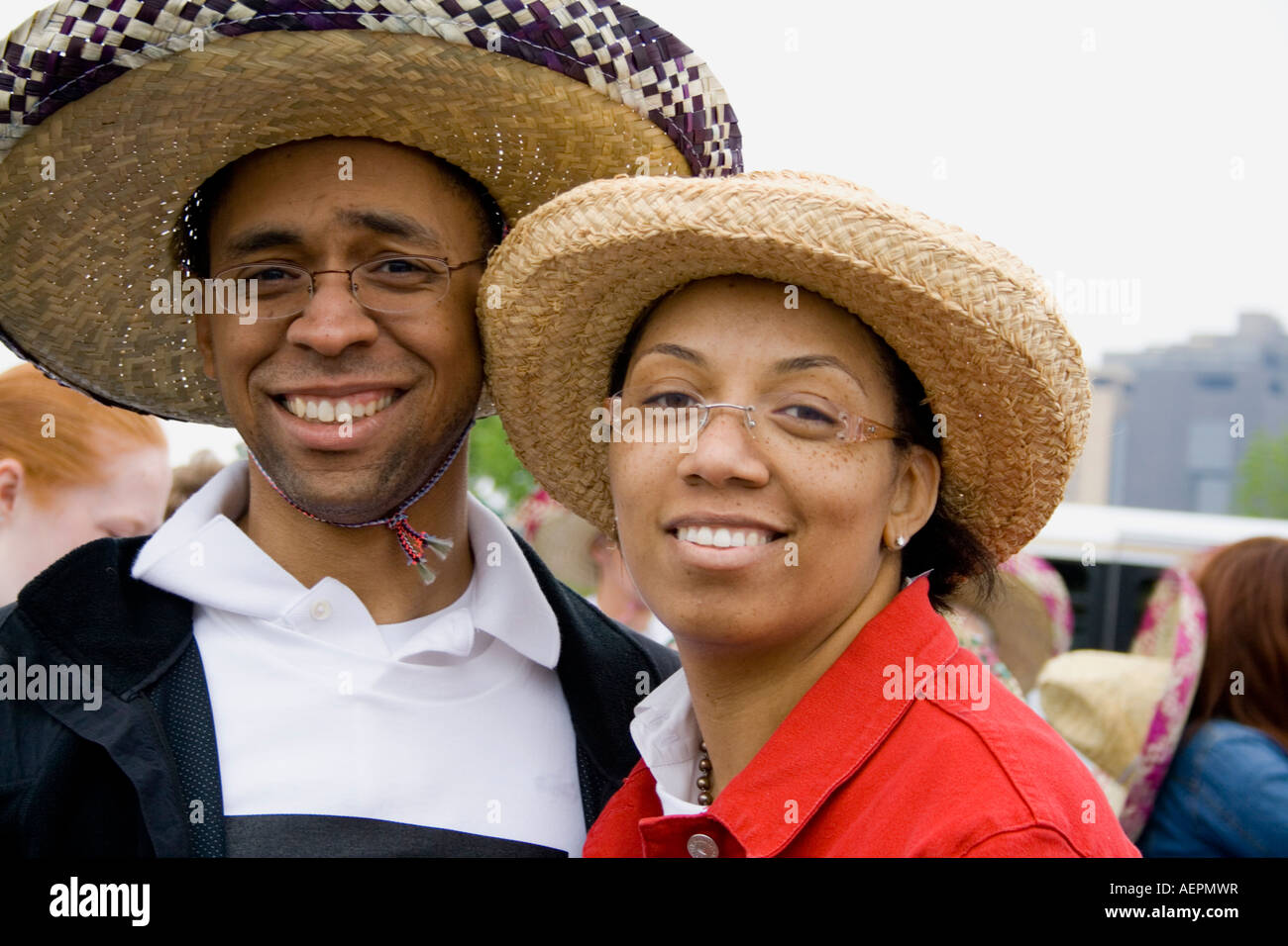 Chicano amichevole giovane Parade partecipanti decked out in sombreros messicani. Cinco de Mayo Fiesta. 'St Paul' Minnesota USA Foto Stock