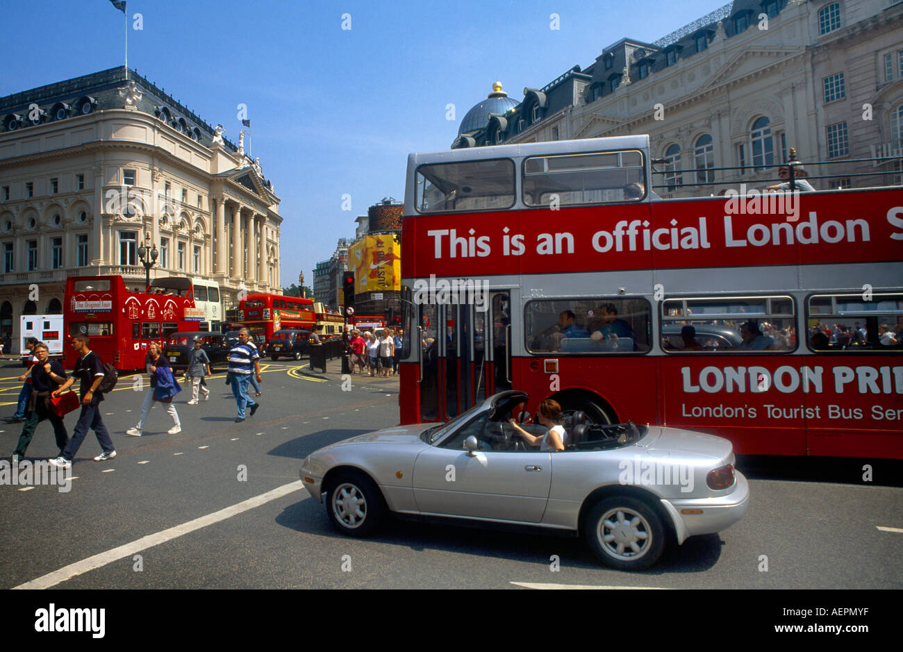 Londra Inghilterra Piccadilly persone attraversando il traffico fermo Foto Stock