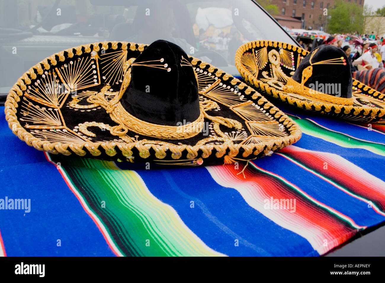 Decorativi simbolici sombreros messicani visualizzata su un sarape. Cinco de Mayo Fiesta. 'St Paul' Minnesota USA Foto Stock
