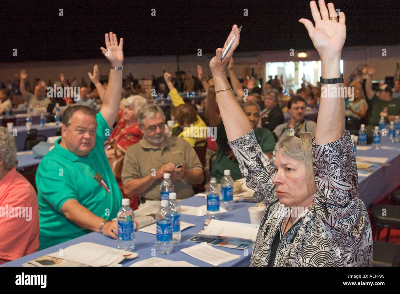 Chicago Illinois delegati sollevare le mani all'AFL CIO convenzione Foto Stock