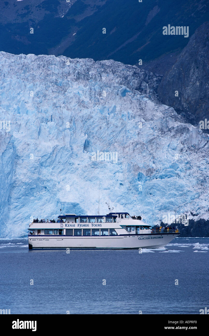 Tour in barca la visualizzazione di un ghiacciaio nel Parco nazionale di Kenai Fjords centromeridionale Alaska Foto Stock