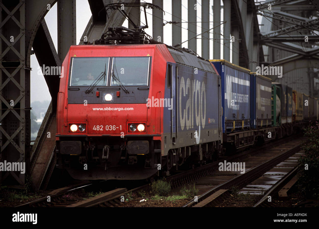 Ffs cargo train, una affiliata delle Ferrovie Federali Svizzere che attraversa il fiume Reno, Colonia, Renania settentrionale-Vestfalia (Germania). Foto Stock